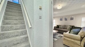 TV - Stylish 2 Bedroom Home | 3 Beds | Free Parking (Hatfield)