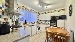 Fridge, microwave, oven, stovetop - Stylish 2 Bedroom Home | 3 Beds | Free Parking (Hatfield)
