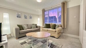 TV - Stylish 2 Bedroom Home | 3 Beds | Free Parking (Hatfield)