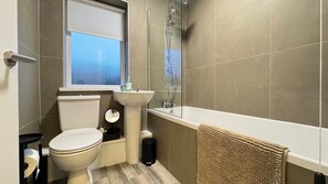 Towels - Stylish 2 Bedroom Home | 3 Beds | Free Parking (Hatfield)