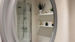 Hair dryer, towels - Stylish Lake Front Home | Free Parking | Sleeps 7 (South Yorkshire)