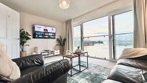 TV - Stylish Lake Front Home | Free Parking | Sleeps 7 (South Yorkshire)