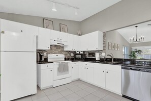 Microondas, horno, parrilla de estufa y lavavajillas 