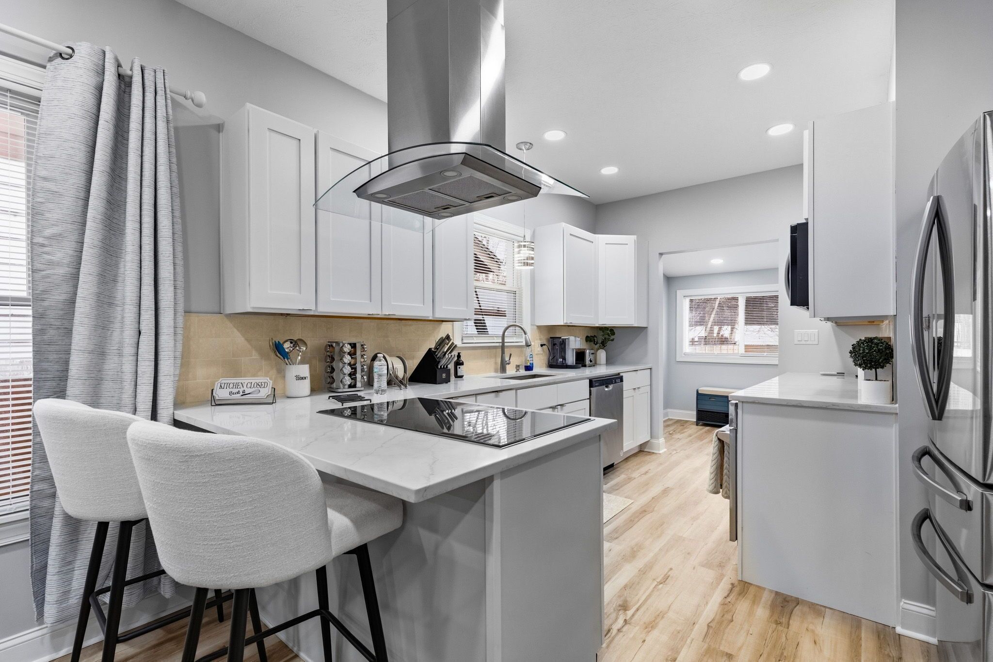 冷蔵庫、電子レンジ、オーブン、コンロ