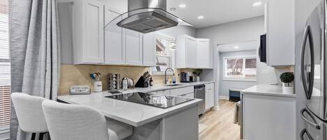 冷蔵庫、電子レンジ、オーブン、コンロ