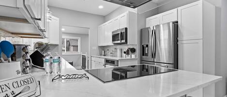 KĂŒhlschrank, Mikrowelle, Ofen, Herdplatte