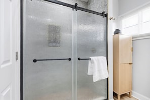 Dusche, Haartrockner, Handtücher, Seife