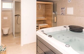 Shower, hair dryer - Cozy home in Donji Velemeric with sauna (Donji Velemeric)