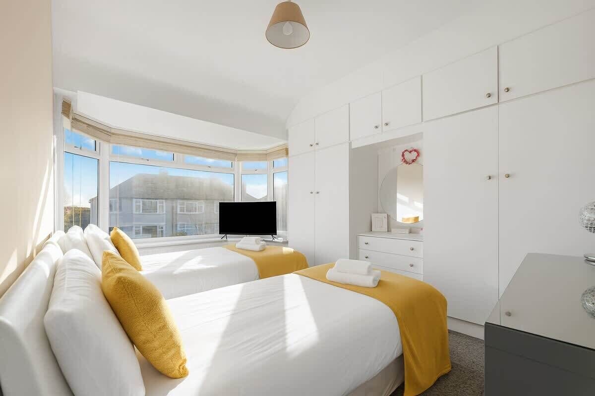 3 bedrooms, iron/ironing board, travel cot, free WiFi