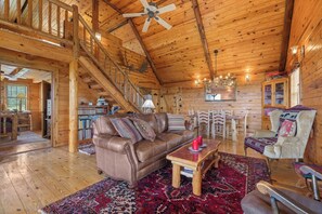 Smart TV, fireplace, books - Rustic Cedar Roost - Spectacular Views & Peaceful Escape for Families & Pets (Jasper)
