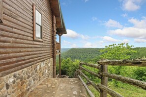 Property grounds - Rustic Cedar Roost - Spectacular Views & Peaceful Escape for Families & Pets (Jasper)