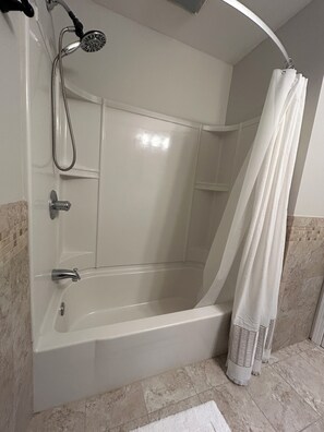 Sèche-cheveux, serviettes fournies, savon, papier toilette