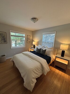 3 bedrooms, free WiFi, bed sheets - Mid-Century Modern Themed Ranch-Styled Surprise House (Delafield)