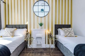 Iron/ironing board, WiFi, bed sheets - Stylish | 4BR | 3Bath | Manchester Home (Eccles)