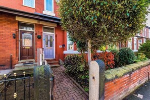 Exterior detail - Stylish | 4BR | 3Bath | Manchester Home (Eccles)