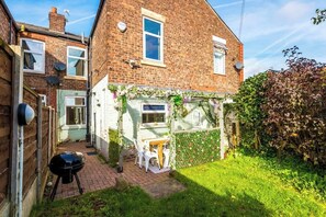 Outdoor dining - Stylish | 4BR | 3Bath | Manchester Home (Eccles)