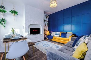 TV, offices - Stylish | 4BR | 3Bath | Manchester Home (Eccles)
