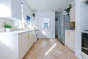 Fridge, microwave, oven, stovetop - Stylish | 4BR | 3Bath | Manchester Home (Eccles)