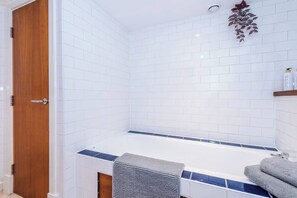 Shower, hair dryer, shampoo - Modern 2BR Flat for 4 | Manchester | Full Kitchen (Greater)