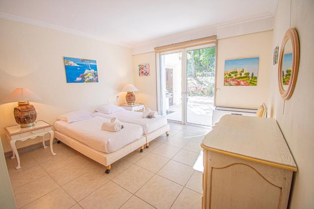 4 soverom, skrivebord, strykejern/-brett og reiseseng for barn