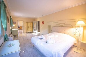 4 Schlafzimmer, Schreibtisch, Bügeleisen/Bügelbrett, Reisekinderbett