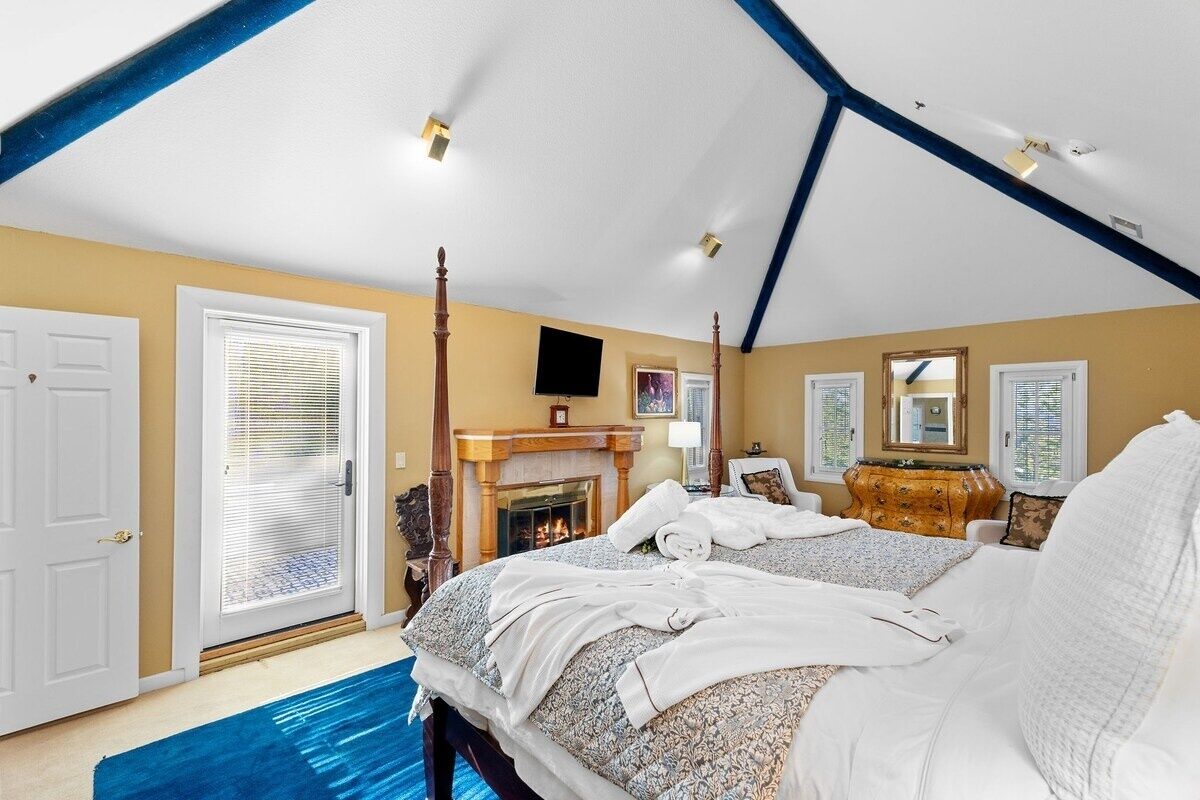 6 bedrooms, iron/ironing board, Internet, bed sheets