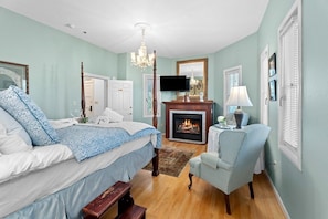 6 bedrooms, iron/ironing board, internet, bed sheets