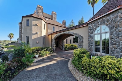 Healdsburg Luxury Villa Estate | Private Boutique Stay Near Plaza & Wineries
