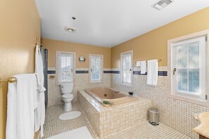 Ein Badezimmer mit Badewanne, Toilette und Waschbecken.