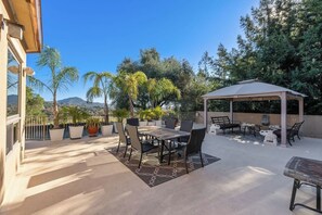 Outdoor dining - Asti Room: Largest Suite w/ Exclusive Winery Perks (Healdsburg)