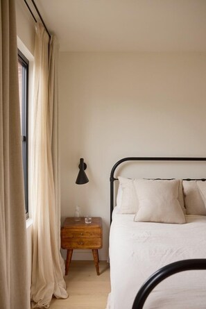 4 bedrooms, iron/ironing board, free WiFi, bed sheets - Elegant 4-Bed Townhouse | Private Garden | Parking (Greater London)