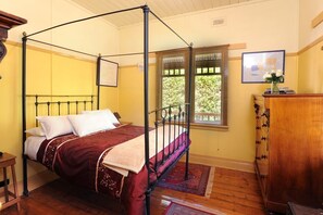 3 bedrooms, iron/ironing board, Internet, bed sheets - Cotswold Cottage Olinda (Olinda)