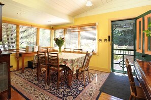 Dining - Cotswold Cottage Olinda (Olinda)