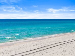 Beach nearby - Beach Resort 203 - Retro Luxe Romantic Getaway | Coastal Escape (Miramar Beach)