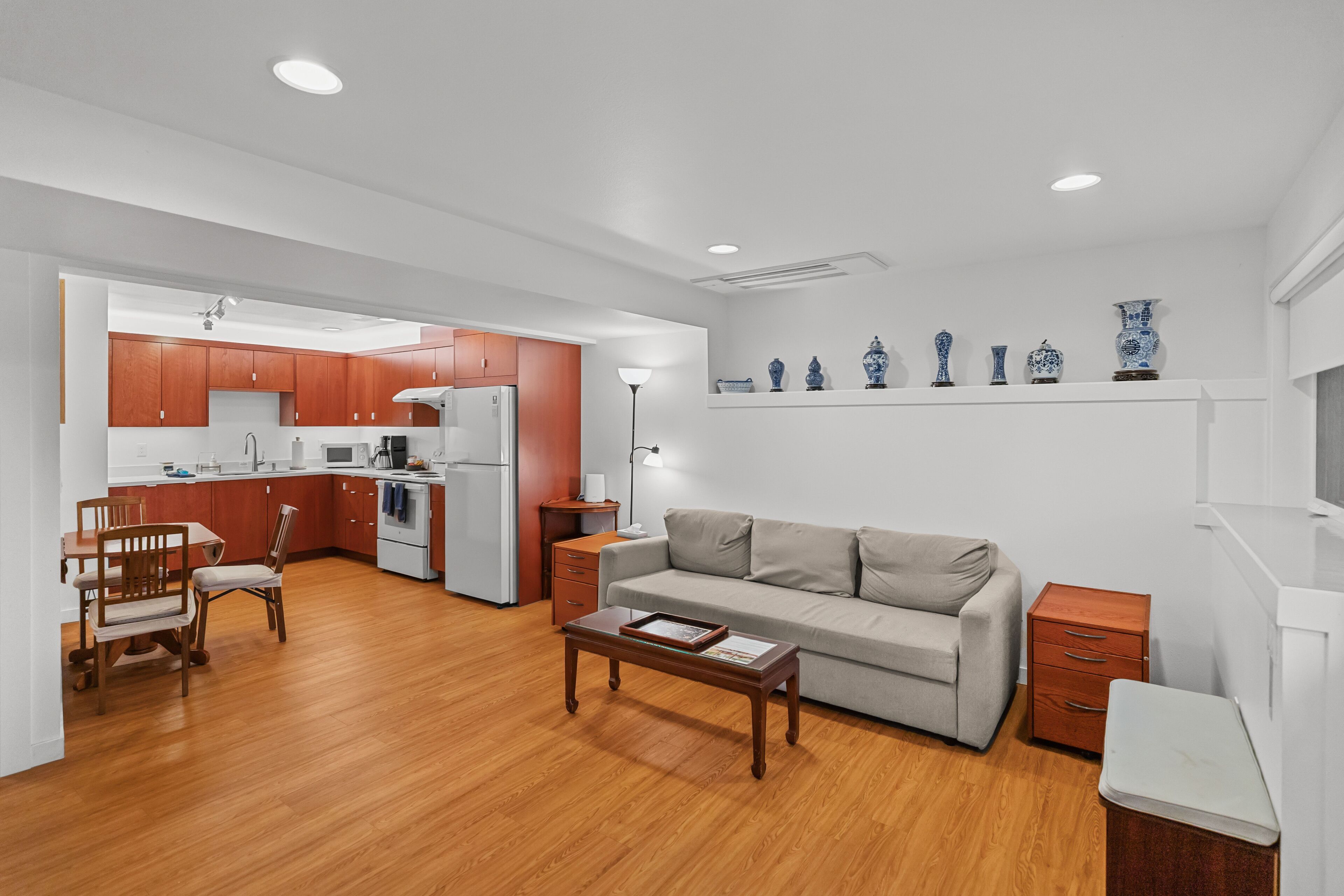 Un appartement moderne comprenant une cuisine, un coin repas et un salon.