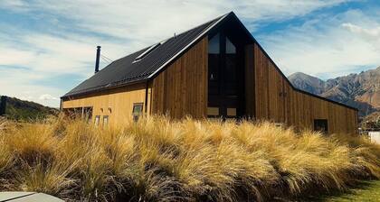 Cedarwood Retreat - Castle Hill Holiday Home