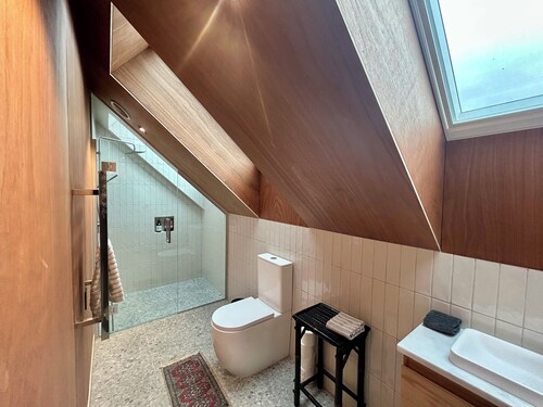 Cedarwood Retreat - Castle Hill Holiday Home