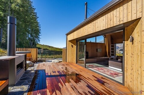 Cedarwood Retreat - Castle Hill Holiday Home
