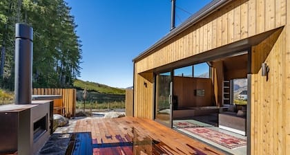Cedarwood Retreat - Castle Hill Holiday Home