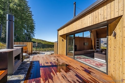 Cedarwood Retreat - Castle Hill Holiday Home