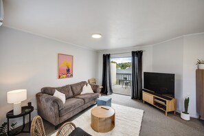 TV - Central Green Escape - Napier Holiday Home (Napier)