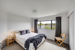 3 bedrooms, WiFi, bed sheets - Central Green Escape - Napier Holiday Home (Napier)