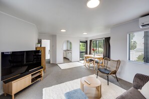 TV - Central Green Escape - Napier Holiday Home (Napier)