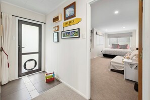 4 bedrooms, iron/ironing board, WiFi, bed sheets - Paradise At 471 - Rotorua Holiday Home (Rotorua)