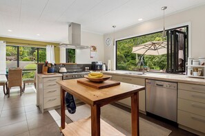Fridge, microwave, dishwasher, toaster - Paradise At 471 - Rotorua Holiday Home (Rotorua)