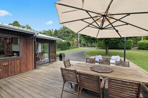 Outdoor dining - Paradise At 471 - Rotorua Holiday Home (Rotorua)