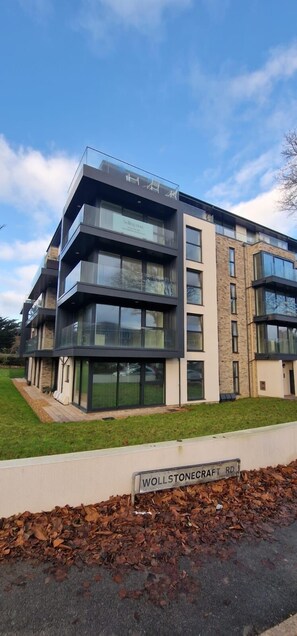 Exterior - Open Mind Property – New Build 1-Bed w/ Parking (Bournemouth, BH5 1AE)