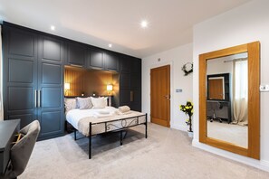 6 bedrooms, iron/ironing board, free WiFi, bed sheets