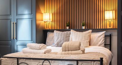 Open Mind Property- 6BR Home, Hot Tub & Free Parking