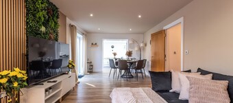 Open Mind Property- 6BR Home, Hot Tub & Free Parking